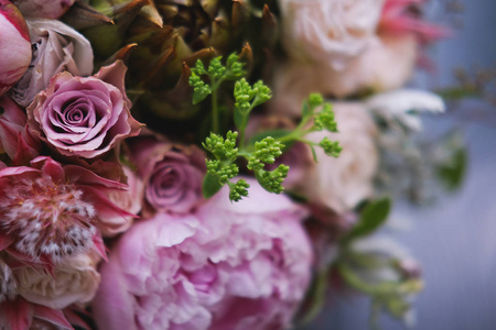 木制背景上的一大束美丽的春花婚礼花束。 牡丹玫瑰郁金香草。 婚礼的概念。