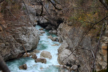 山河在岩石中流淌