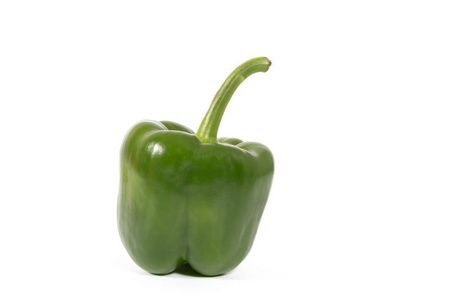 白色背景下的绿色新鲜健康辣椒