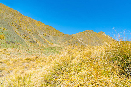 林迪斯山口金杜索克的景观覆盖着蓝天下的山丘。