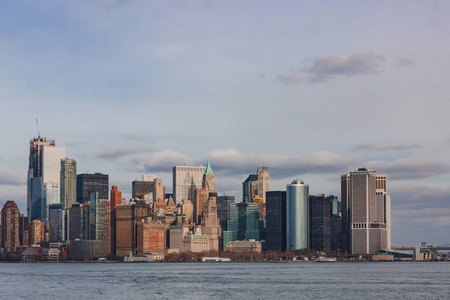 美国纽约市曼哈顿市区水上建筑和摩天大楼景观