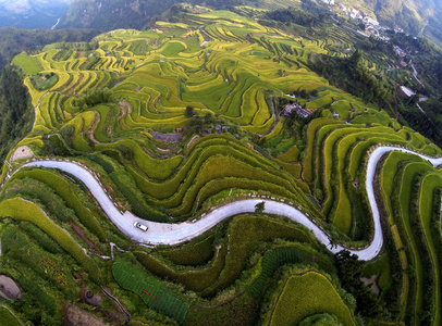 梯田的鸟瞰图是2013年9月12日浙江省丽水东部小舟山县摄影迷和游客的热门景观。