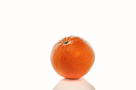 整个橘子在果皮中分离出白色背景