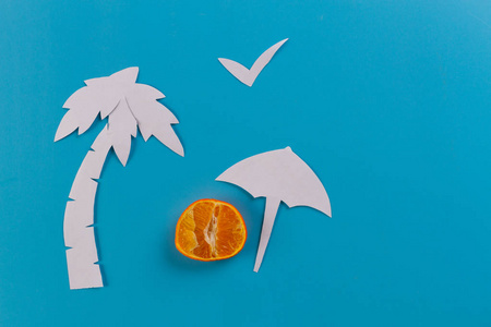 海滩伞和棕榈树。 概念