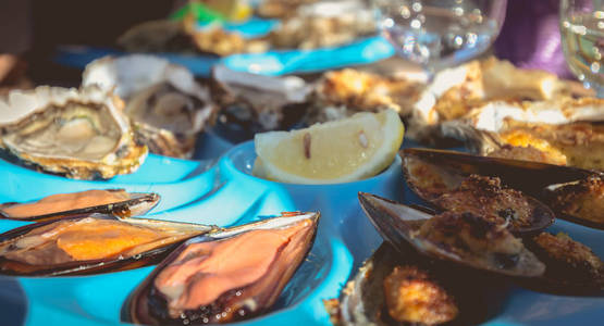 在法国南部海边的一张桌子上煮生的牡蛎和贻贝