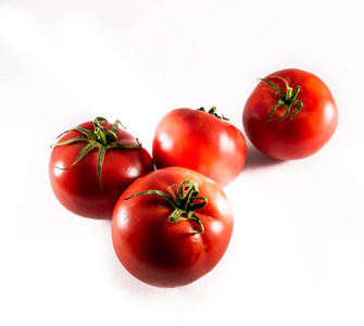 白色背景上的红色成熟番茄