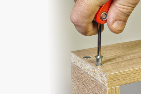 用螺纹家具紧固件拧工具用螺丝刀,家具组装的女性手工裁剪在家里组装