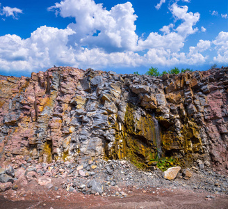 花岗岩石料采石场露天开采的壮观景色。 加工生产石料和砾石。