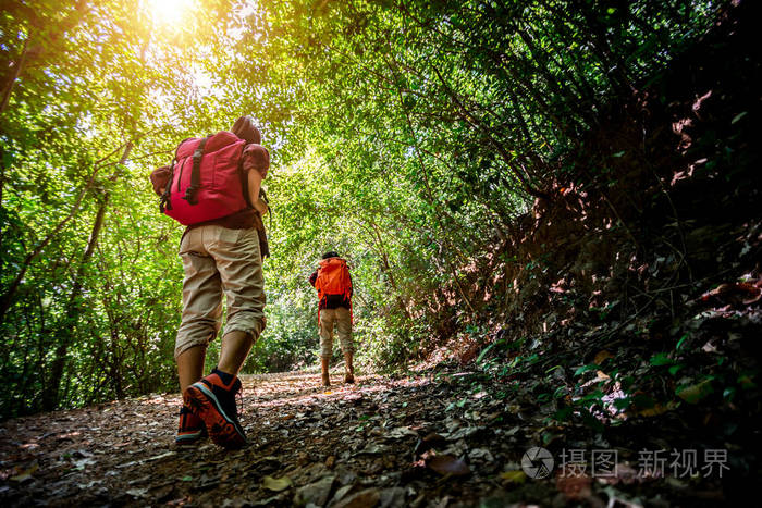 两位年轻的亚洲女性潮人在森林野生冒险徒步旅行旅行概念