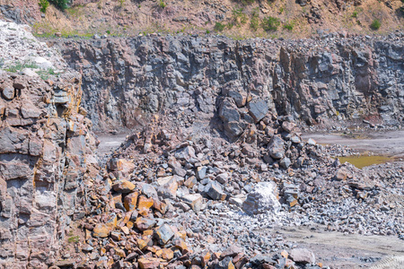 花岗岩石料采石场露天开采的壮观景色。 加工生产石料和砾石。
