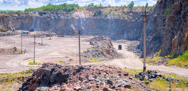 花岗岩石料采石场露天开采的壮观全景。 加工生产石料和砾石。 采石场采矿设备。