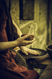 陶工工艺细节创作中的人工劳动与陶工造型