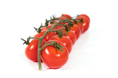 白色背景上成熟美味的西红柿
