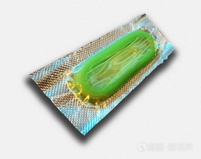 白色背景铝箔包装中的单个绿色避孕套