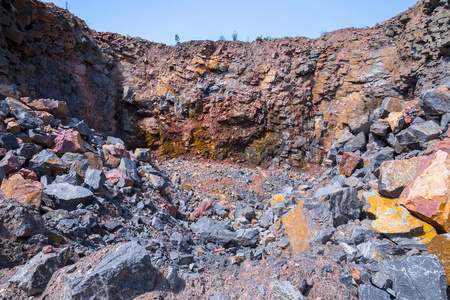 花岗岩石料采石场露天开采的壮观景色. 加工生产石料和砾石.照片