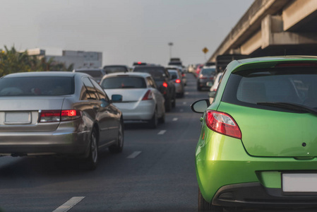 主街交通堵塞，市中心有一排汽车，中心的公共汽车很分散