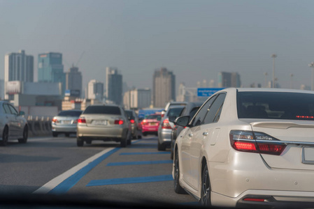 主街交通堵塞，市中心有一排汽车，中心的公共汽车很分散