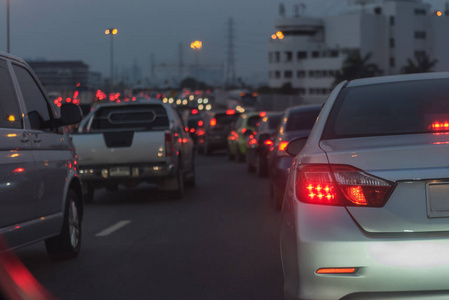 主街交通堵塞，市中心有一排汽车，中央巴士在晚上之前分散开来