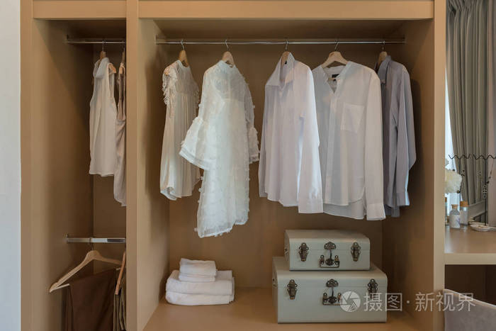 现代衣柜,挂在栏杆上的衣服,白色木制衣柜,室内设计理念