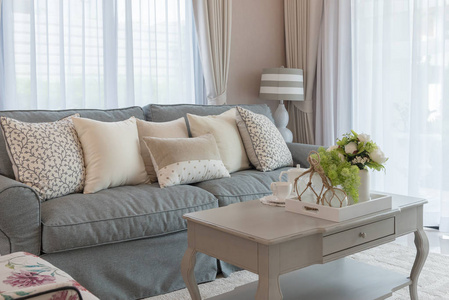 经典客厅风格，优雅沙发和一套枕头，室内设计装饰理念