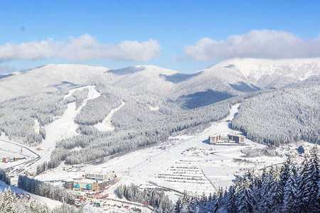 乌克兰喀尔巴阡山脉。滑雪胜地布科维尔。雪山。云杉林。滑雪板和滑雪板的滑雪斜坡。冬季运动。在一个山村里。晴朗的霜冻天气。