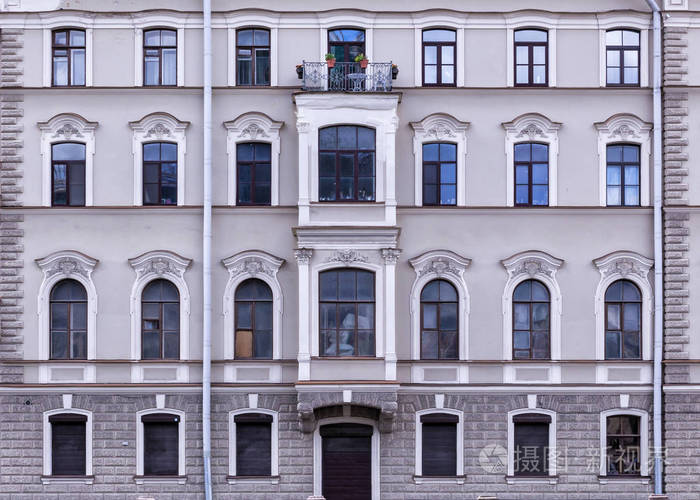 老式建筑古典立面住宅建筑与海湾窗口.正面观点