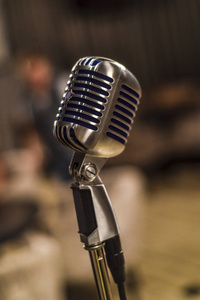 美丽的背景,观看音乐金属麦克风在旧的复古风格和复古风格在黑暗的