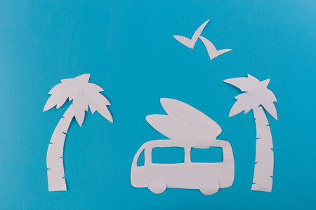 冲浪概念图像冲浪板和棕榈树。 剪纸