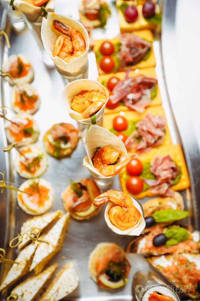 自助餐桌上有各种肉类和海鲜小吃. 在餐馆庆祝生日. 毛毛虫