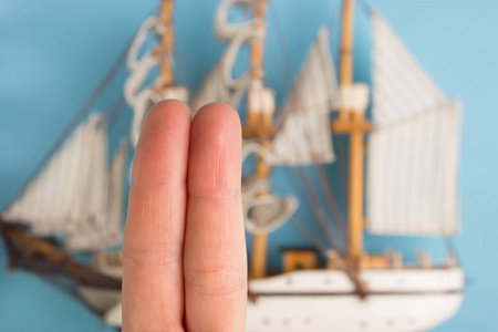 手指作为海盗船船员。 概念