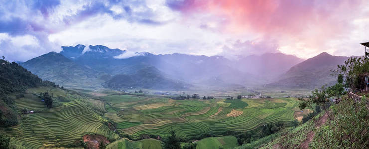 图乐延白越五彩夕阳下稻田梯田和山地全景