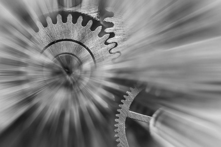 黑白摄影。 金属齿轮在时钟机构中抽象的太阳光束概念运动是生命团队思想技术无限时间。 宏观的。