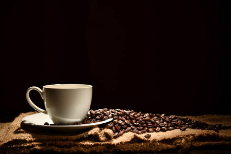 黑色背景咖啡和咖啡豆图片