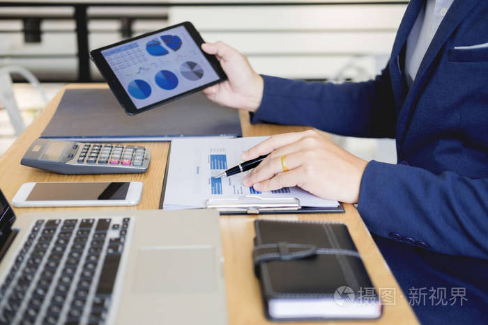商人在办公桌办公室工作,业务财务分析图表或图表,会计计算,bugget