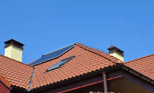 屋顶上的避雷针。带阁楼天窗和太阳能热水器的屋顶防雷系统