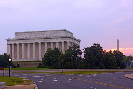 日出，俯瞰林肯纪念堂和华盛顿纪念碑在美国首都。 城市景观与日出在云后华盛顿纪念碑在夏季华盛顿特区美国。