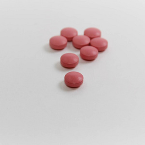 白色背景上的粉红色药丸