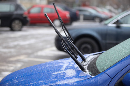汽车冷冻挡风玻璃和挡风玻璃雨刷后冻结雨现象