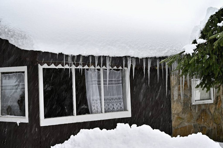 雪屋。 一个美丽的冬季景观概念与建筑和雪。