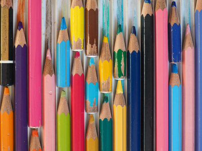 许多不同颜色和长度的彩色铅笔