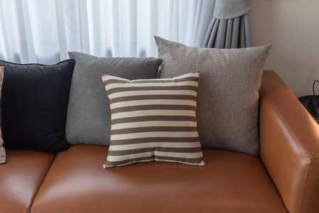 带有棕色沙发枕头的现代客厅室内装饰设计理念