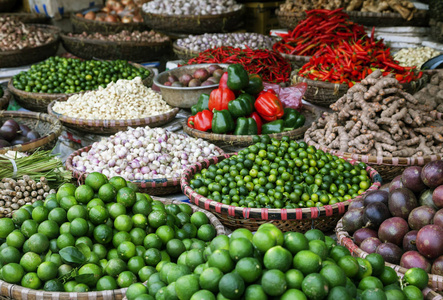 越南市场上的水果和香料
