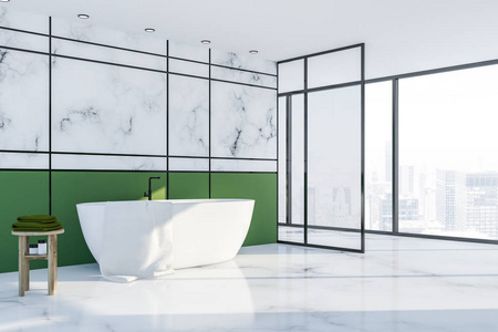 全景浴室的角落，有绿色和白色大理石墙和白色浴缸，上面有毛巾。 3D渲染
