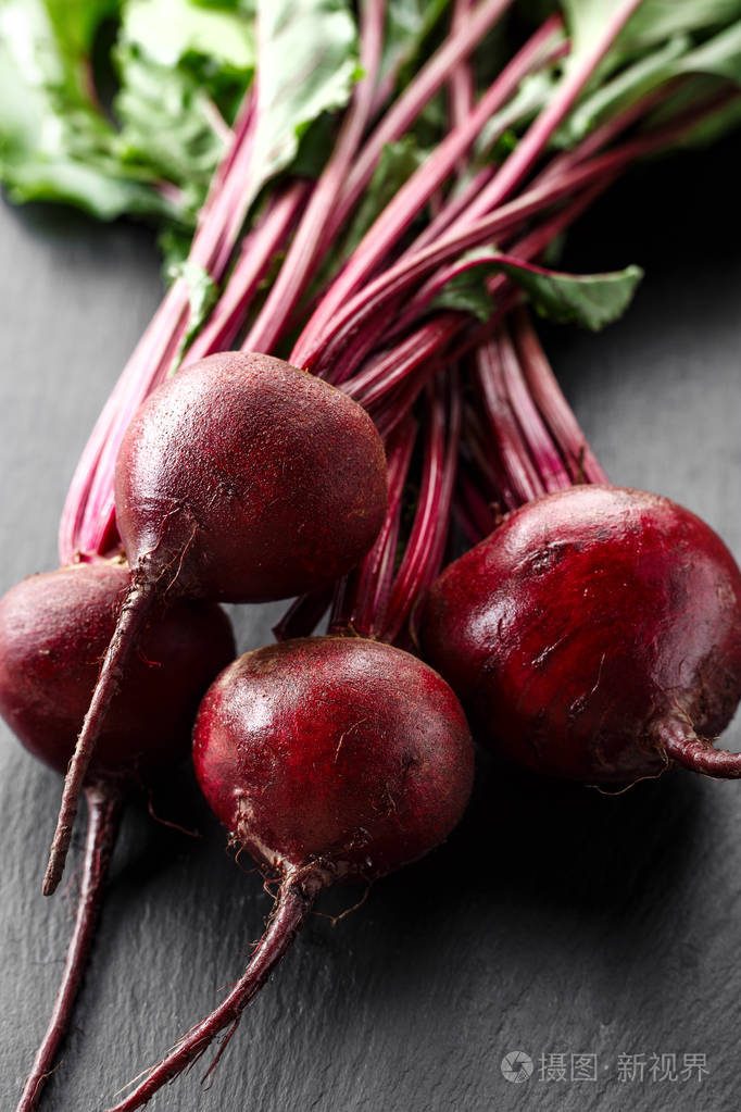 年轻的甜菜收获顶部是黑色的背景特克斯空间