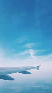 从飞机窗口看蓝天