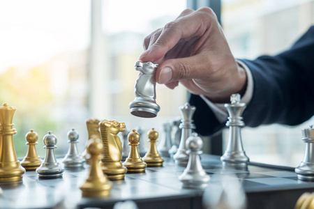 商人在木桌上下棋，分析新的战略计划，竞争领导和团队合作理念，以获得成功。