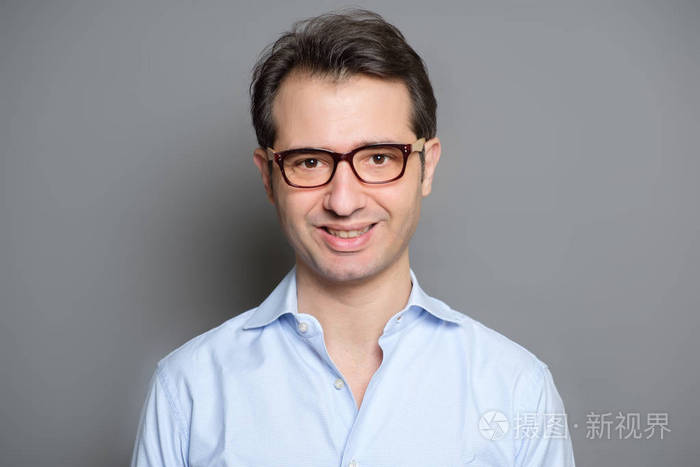戴眼镜工作室肖像的快乐男人