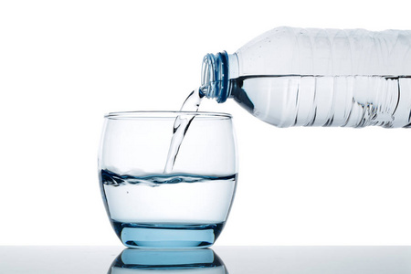 饮用水从瓶子里倒入玻璃杯