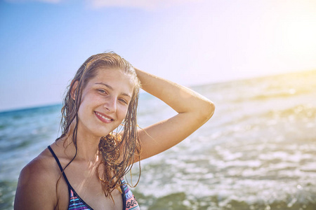 快乐的女孩在热带海滩上的乐趣