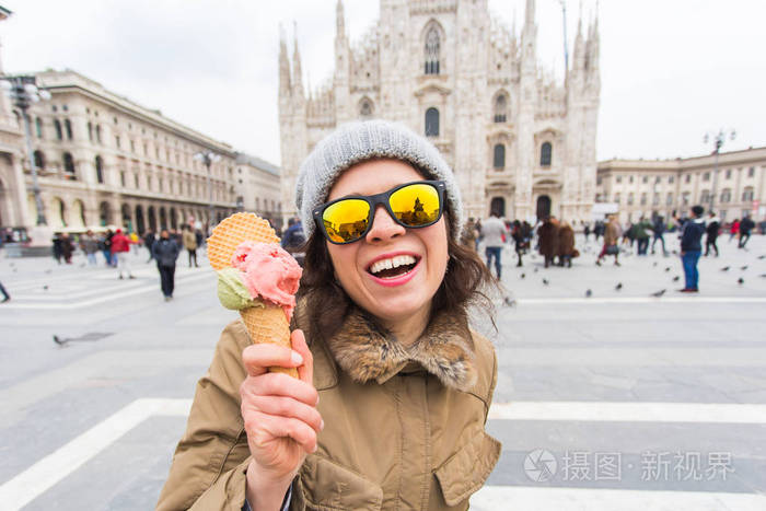 度假意大利和冬季旅行的概念年轻有趣的女性旅行者拿着冰淇淋冰淇淋站